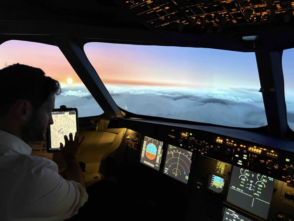 Instructeur et stagiaire au poste de pilotage