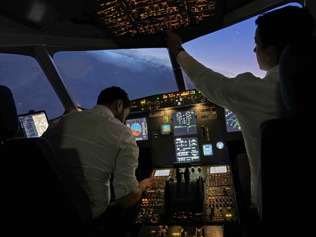 Stagiaires en séance sur simulateur A320