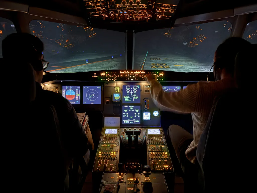 Pilote en formation sur simulateur de vol